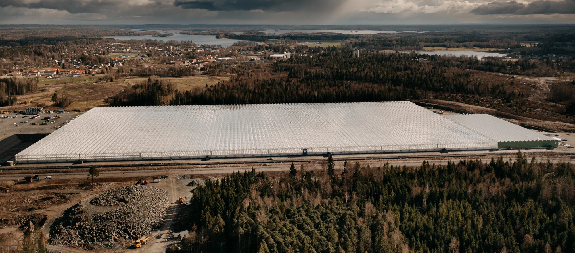 Drivhusene færdiggøres udvendigt