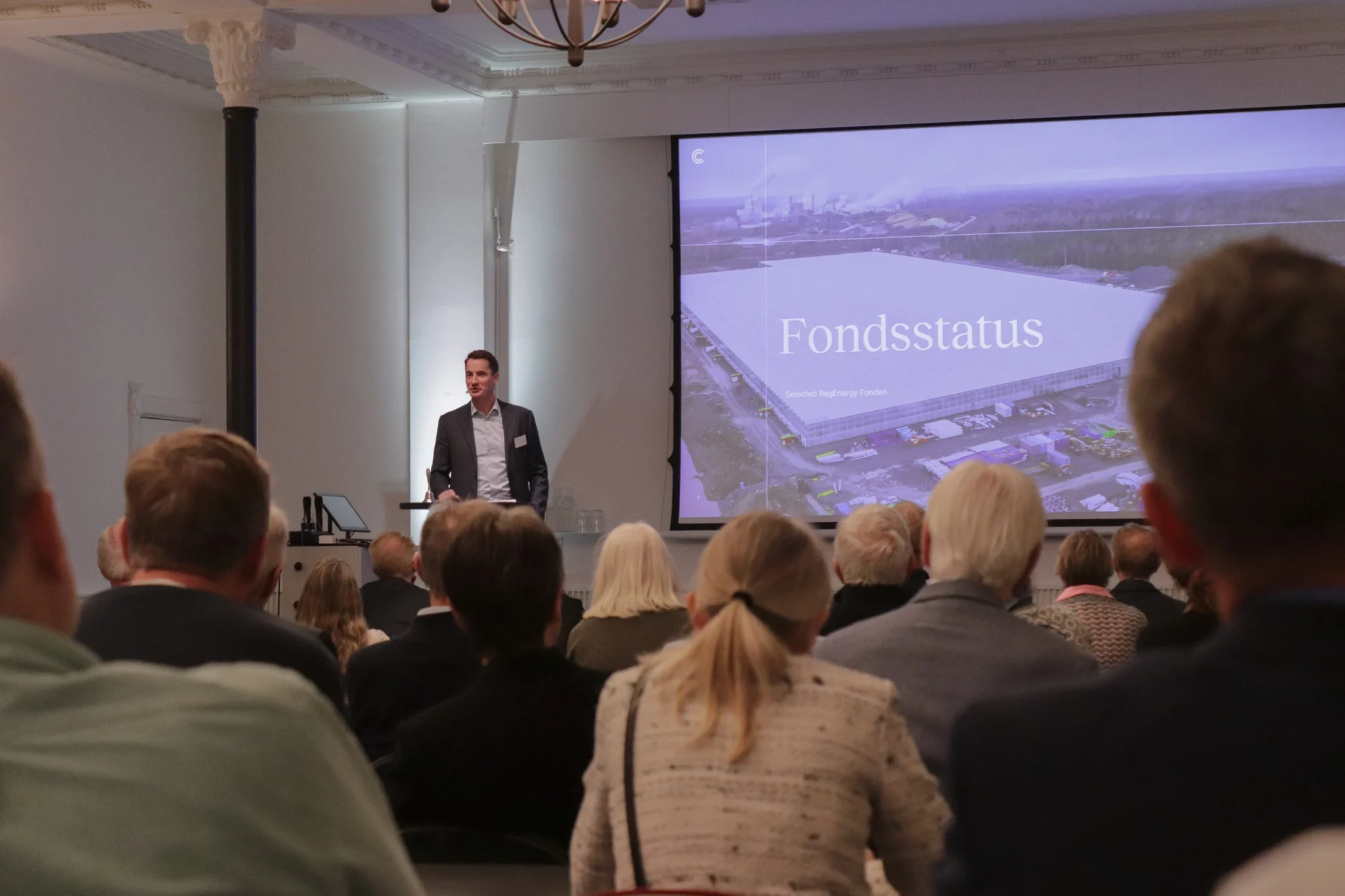 Frederik Olesen præsentere, kvartalsarrangement på Kosmopol