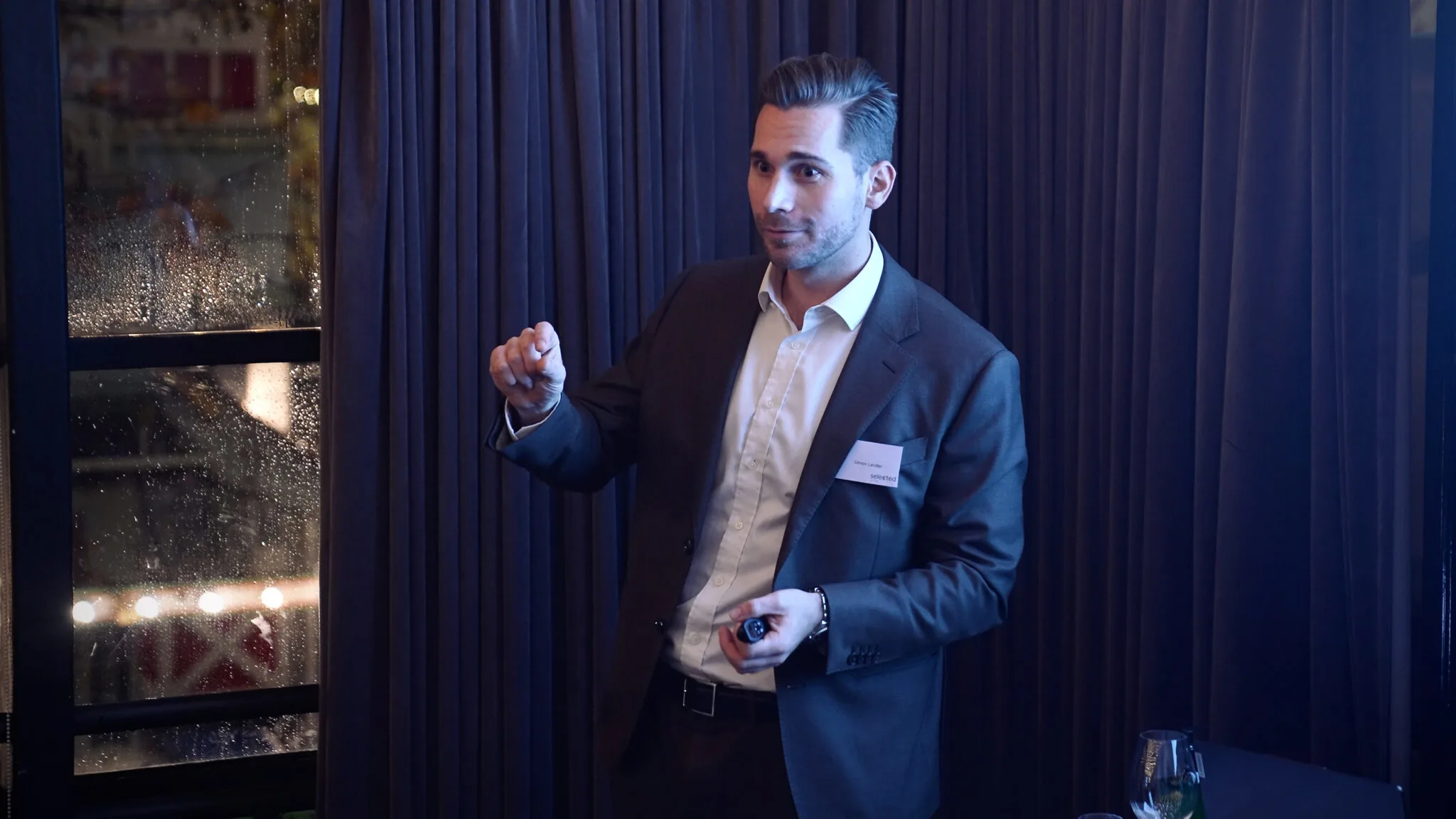 Simon præsenterer til kvartalsarrangement